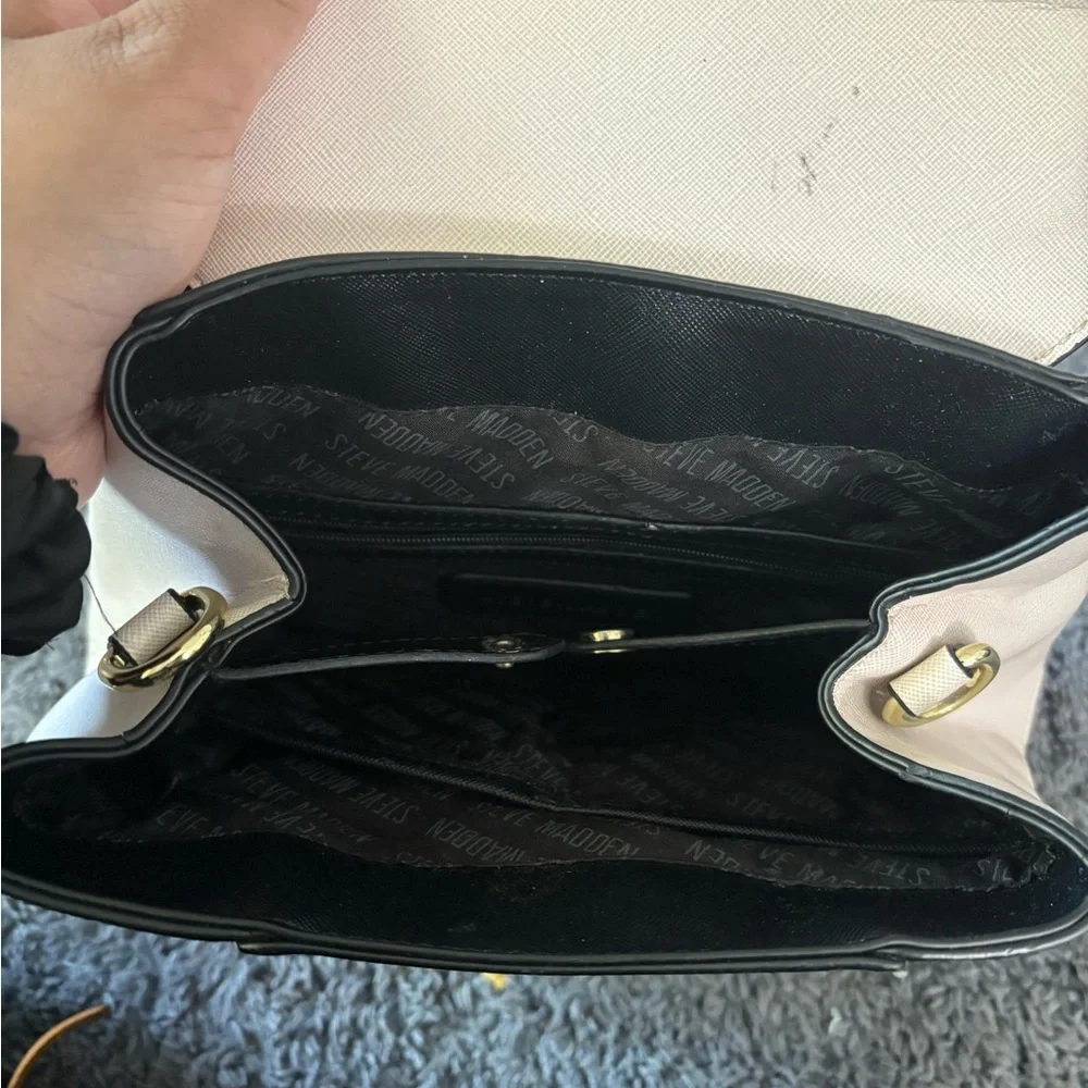 Lightly used Steve Madden bag missing long strap but has a hand strap on top - Picture 4 of 6